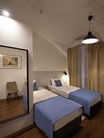 Композиция с завтраком на подоконнике: цель для взгляда Предметная съемка завтрака в номере отеля, Москва. Интерьерный фотограф Кирилл Толль