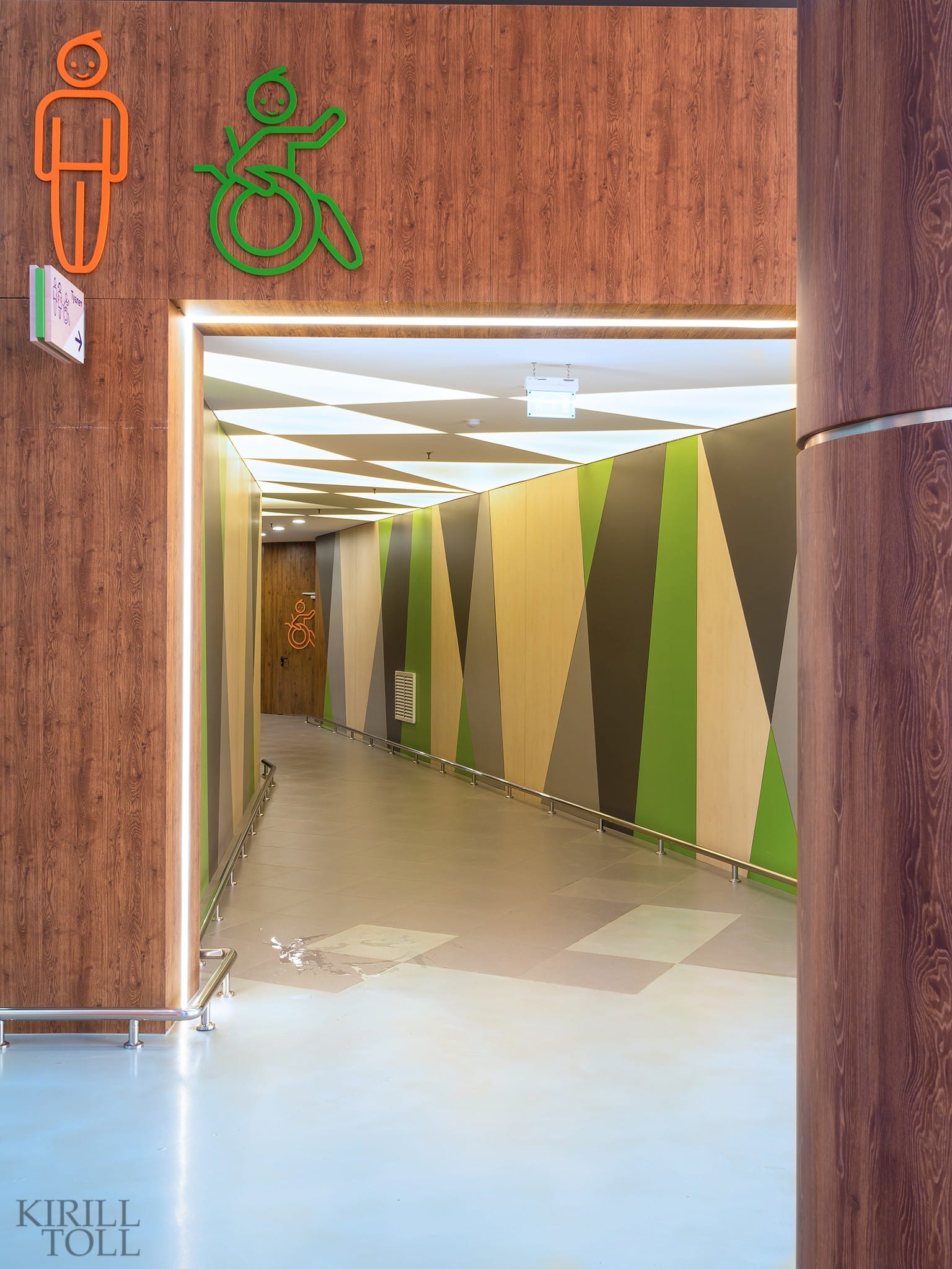 Торговый молл. Интерьер зоны туалетов