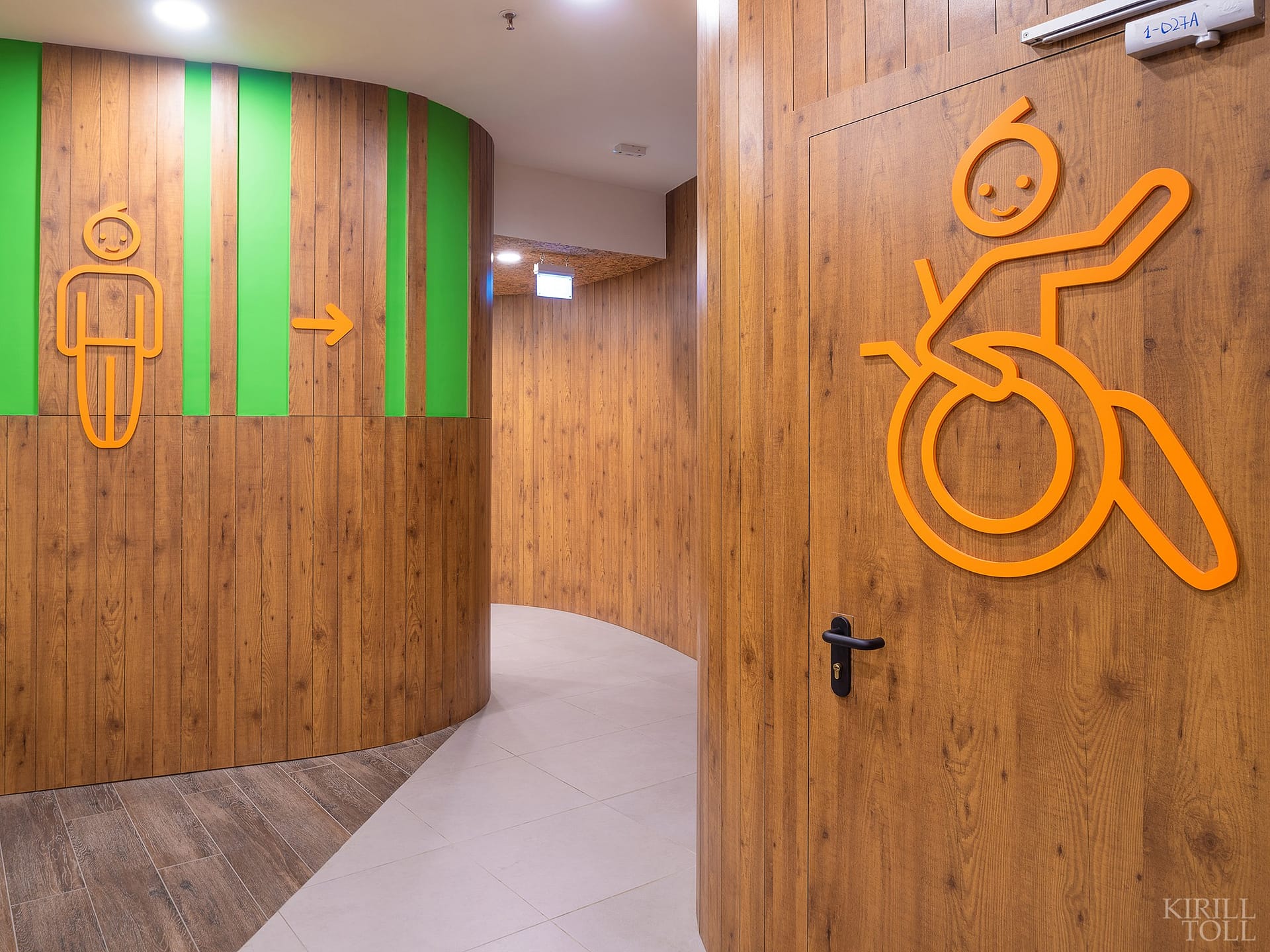 Торговый молл. Интерьер зоны туалетов