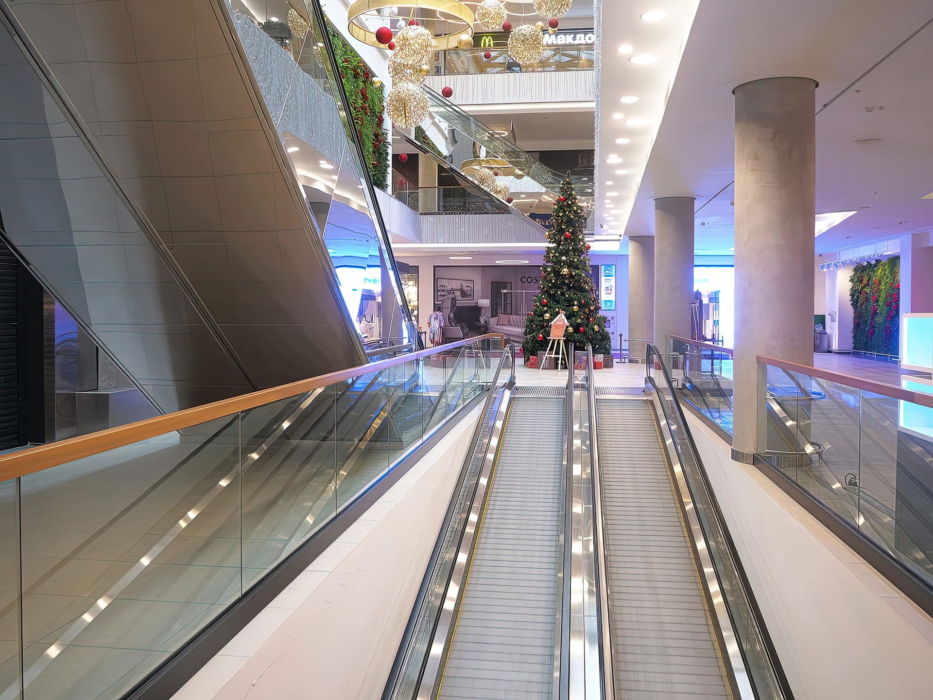 Были сделаны фотографии внешнего вида задания, парковок, рекламного инструментария торгового центра и, конечно, интерьеры. В краткой слово "интерьеры" вошли фотографии эскалаторных зон, галерей, и много еще чего. В представленных ниже альбомах всего около 70-ти фотографий. Это и так много.