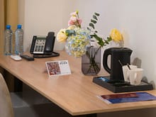 Как зелень и айдентика спасли сложный ракурс Интеграция бренд-стойки и растений в интерьер отеля. Москва, Кирилл Толль