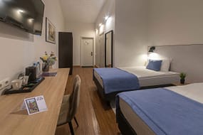 Бокалы на сушилке: нестандартное решение с боке Креативная съемка шампанского с размытым фоном интерьера. Кирилл Толль