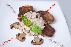 Фуд-съемка на белой тарелке и про оптику для фуд-съемок фотосъемка блюд для меню