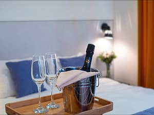 Адаптация вертикального формата под маркетинговые задачи Вертикальная фотография интерьера отеля для Instagram и соцсетей. Москва