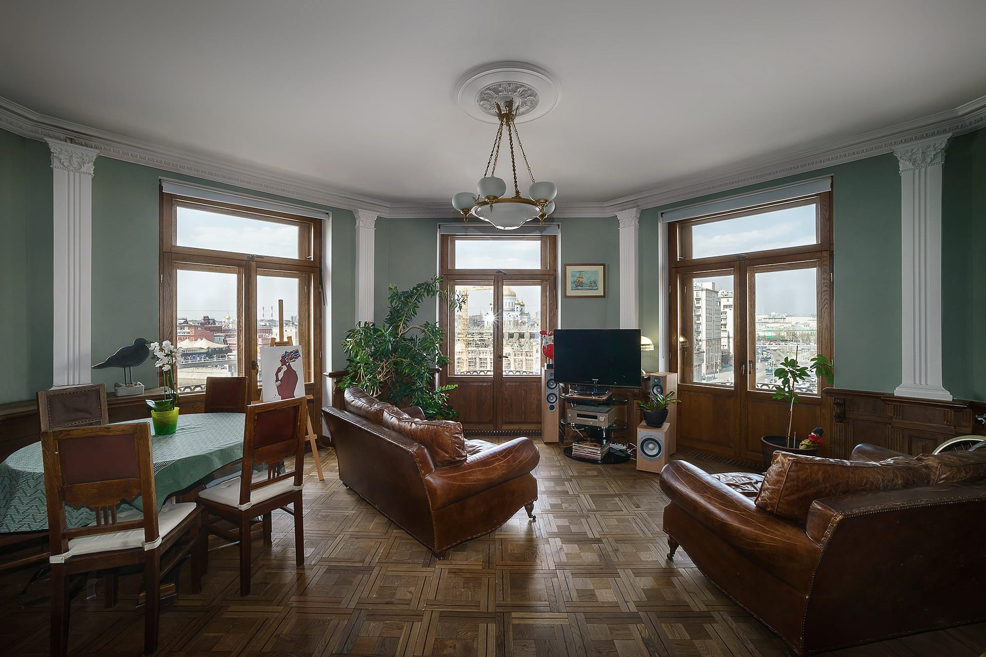 Фотосъемка современной квартиры с панорамными окнами и видом на просторы Тушино для портфолио архитектора