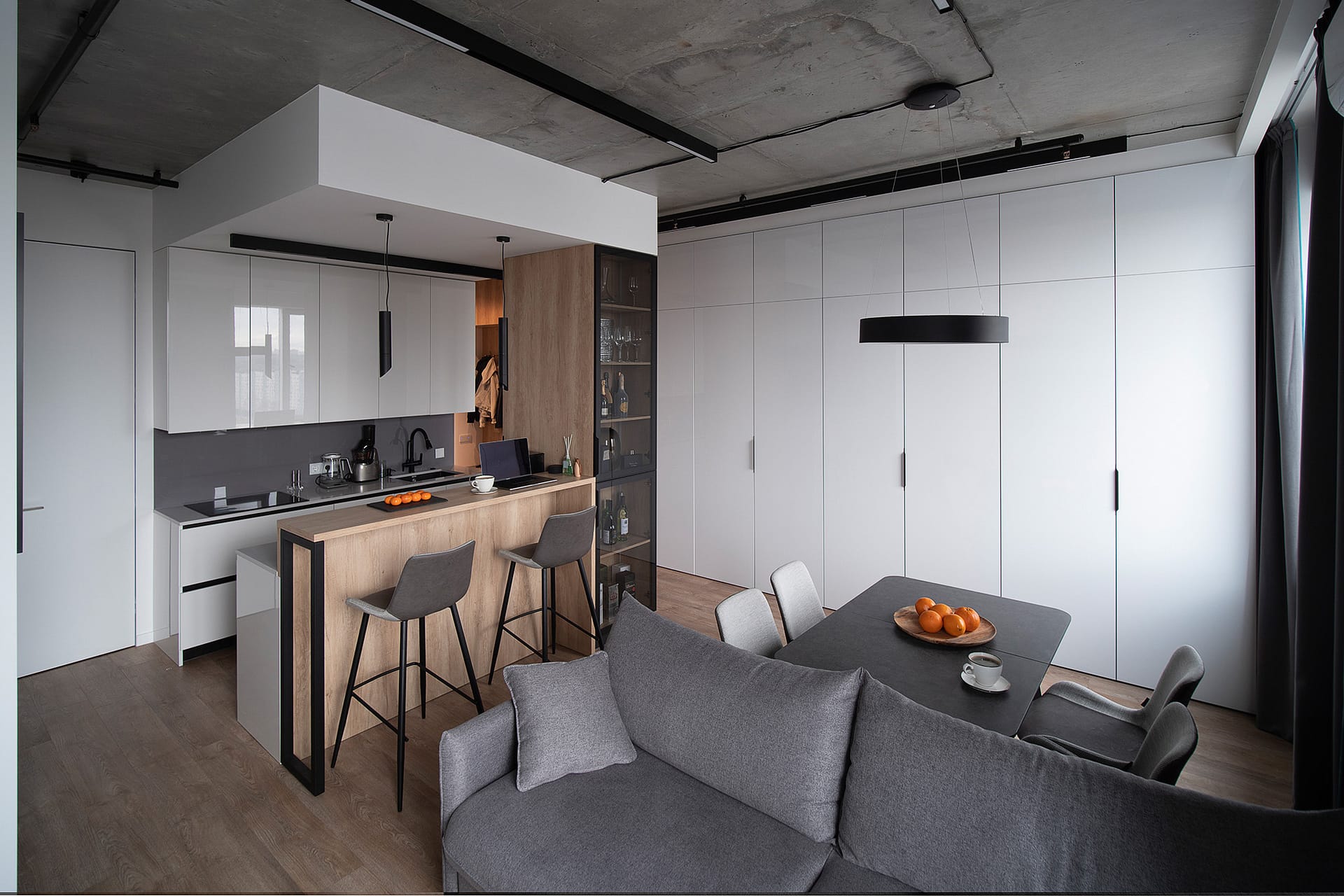 Профессиональная фотосъемка интерьера с двумя видами из окна в ЖК Город Столиц у метро Деловой центр