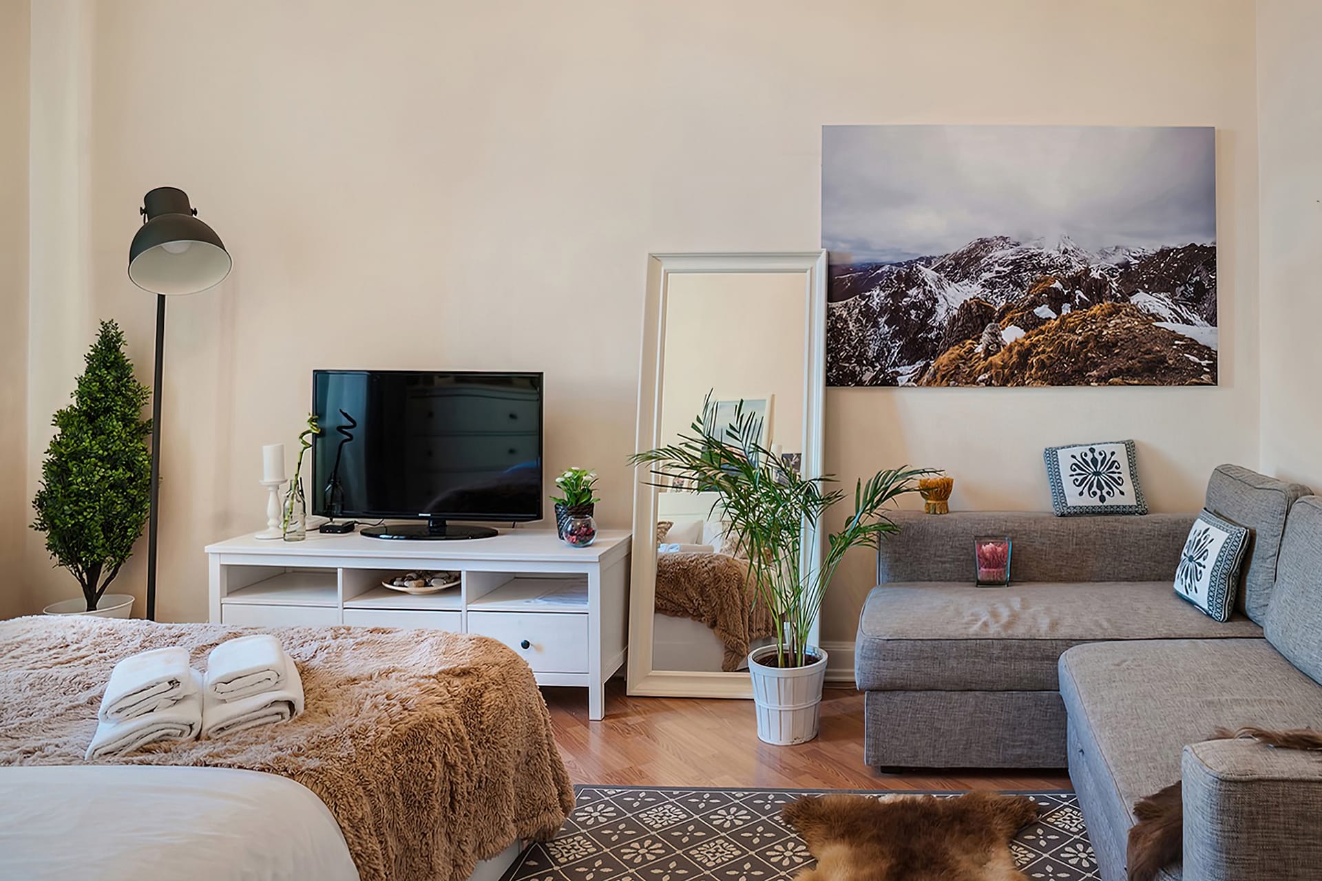 Вечерний вид из окна квартиры в ЖК у Славянского бульвара